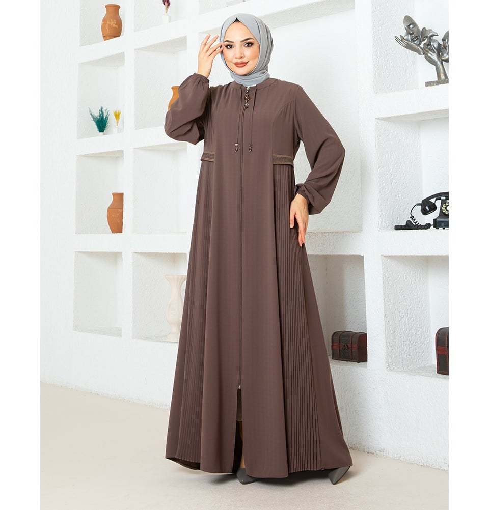 【murral × jurk】ヘアーカフ teresaandresgonzalvo wears a black dress with a plunging neckline