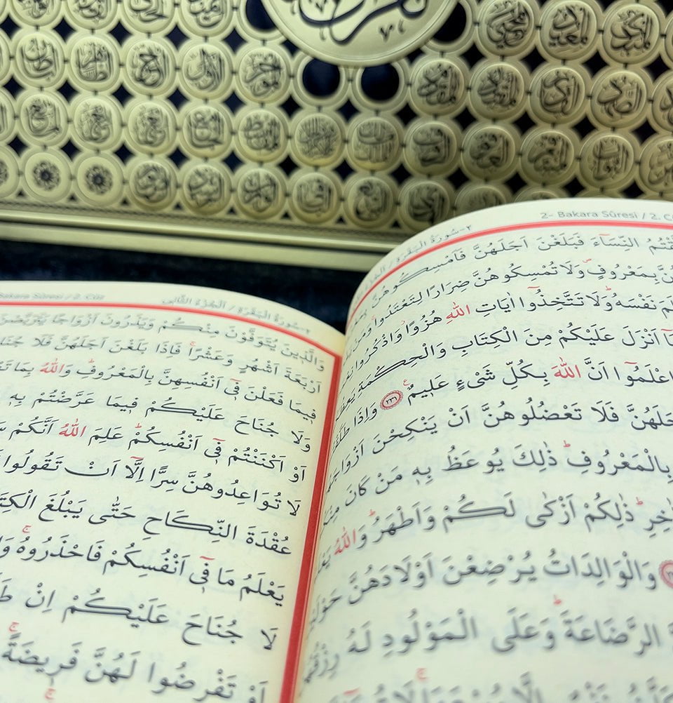 Modefa Islamic Decor Black Holy Quran Keepsake Ikra Gift Set for Women - With Hijab & Tasbih - Black
