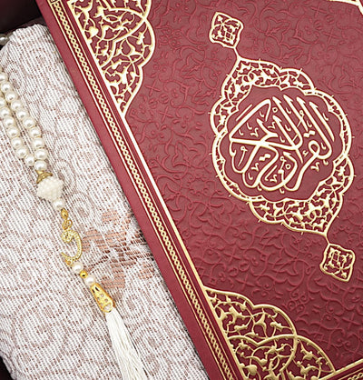 Modefa Prayer Rug Maroon Prayer Rug Gift Box Set - With Quran in Arabic & Prayer Beads - Maroon